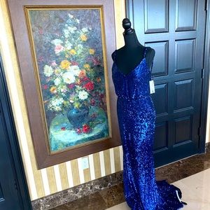 Long blue gown with panternized texture